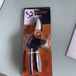 Fiskars Bypass Pruner, It is designed for pruning branches and stems. New.