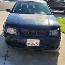 2005 Volkswagen Jetta – Runs & Drives – Clean Title – Needs Front End Work