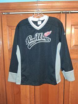 MENS MEDIUM DETROIT REDWINGS JERSEY FROM ROOTS