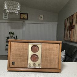 * GE *  VINTAGE TUBE RADIO . GREAT SOUNDING RADIO . MUST SEE TO APPRECIATE . 