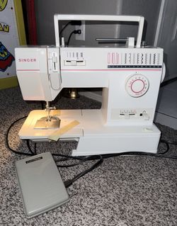 SINGER Model 9020 Sewing Machine with Control Pedal does leather & canvas!!
