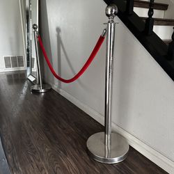 crowd control stanchions with a velvet rope
