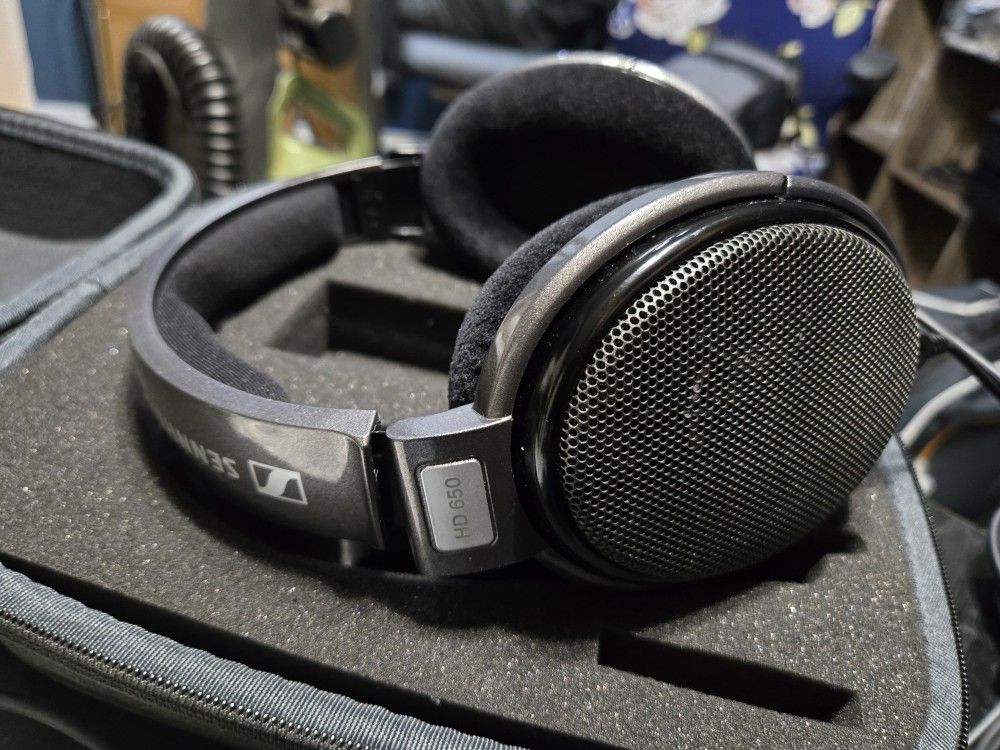 LIKE NEW Sennheiser HD650 WITH CASE