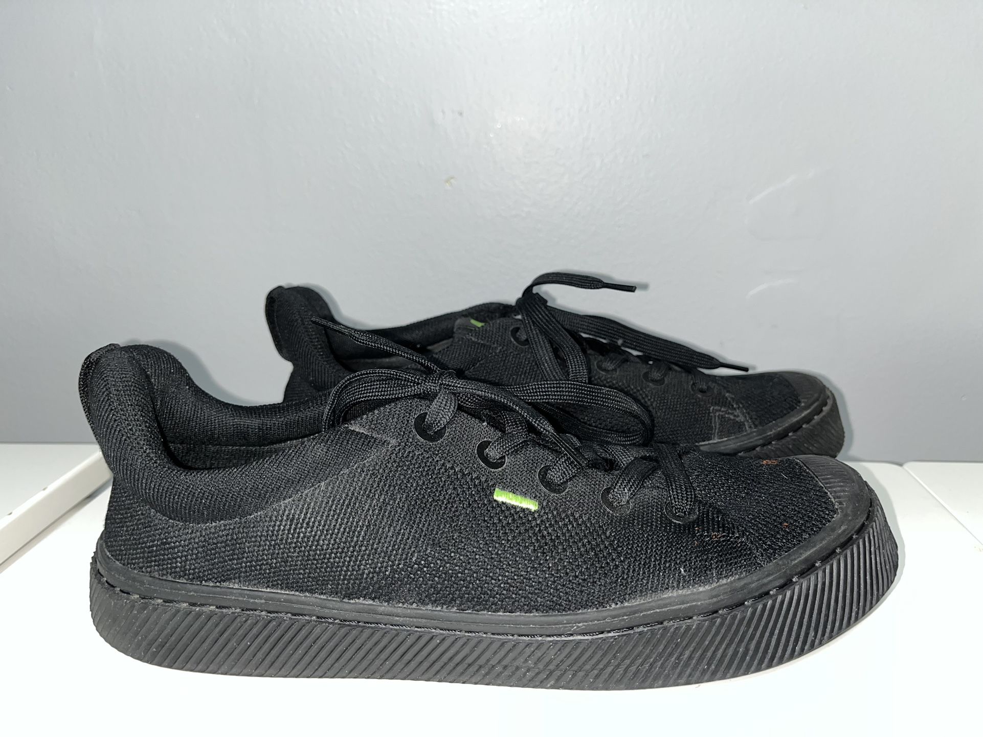 Cariuma OCA Low Top Canvas Shoes Unisex - Womens US 10 | US 8.5 Mens - All Black