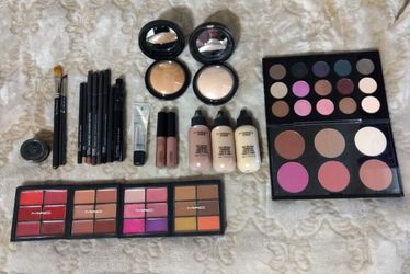 **NEW** ((Professional Mac Makeup Kit!!!))