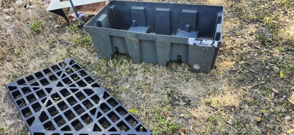 Oil Container Containment Bin With Expaned Top Panel. In Great Condition