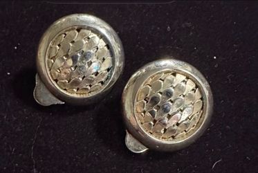 Vintage Gold Tone Textured Scale/Mesh Round Clip-On Earrings