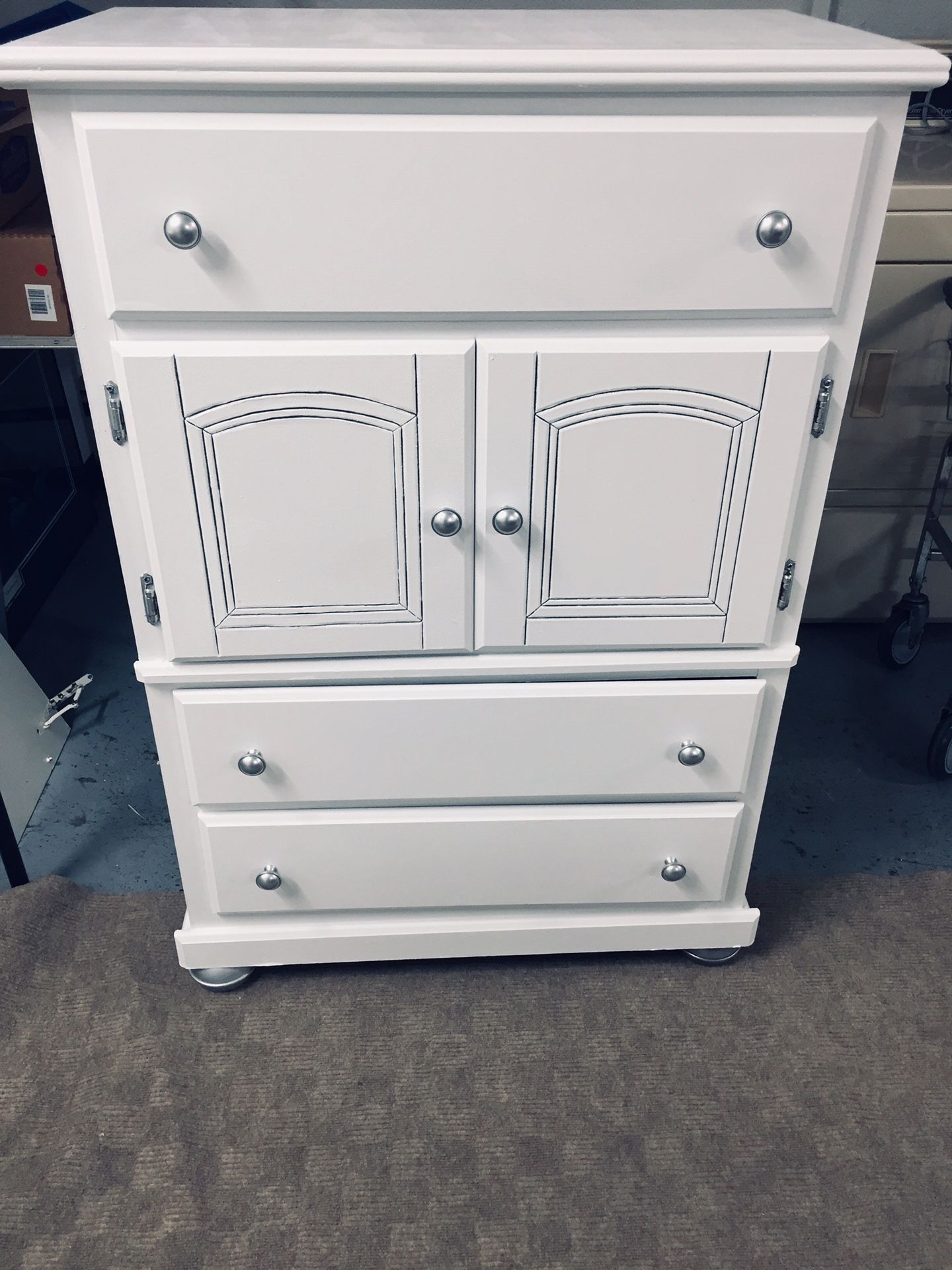 3 drawer dresser. WHITE