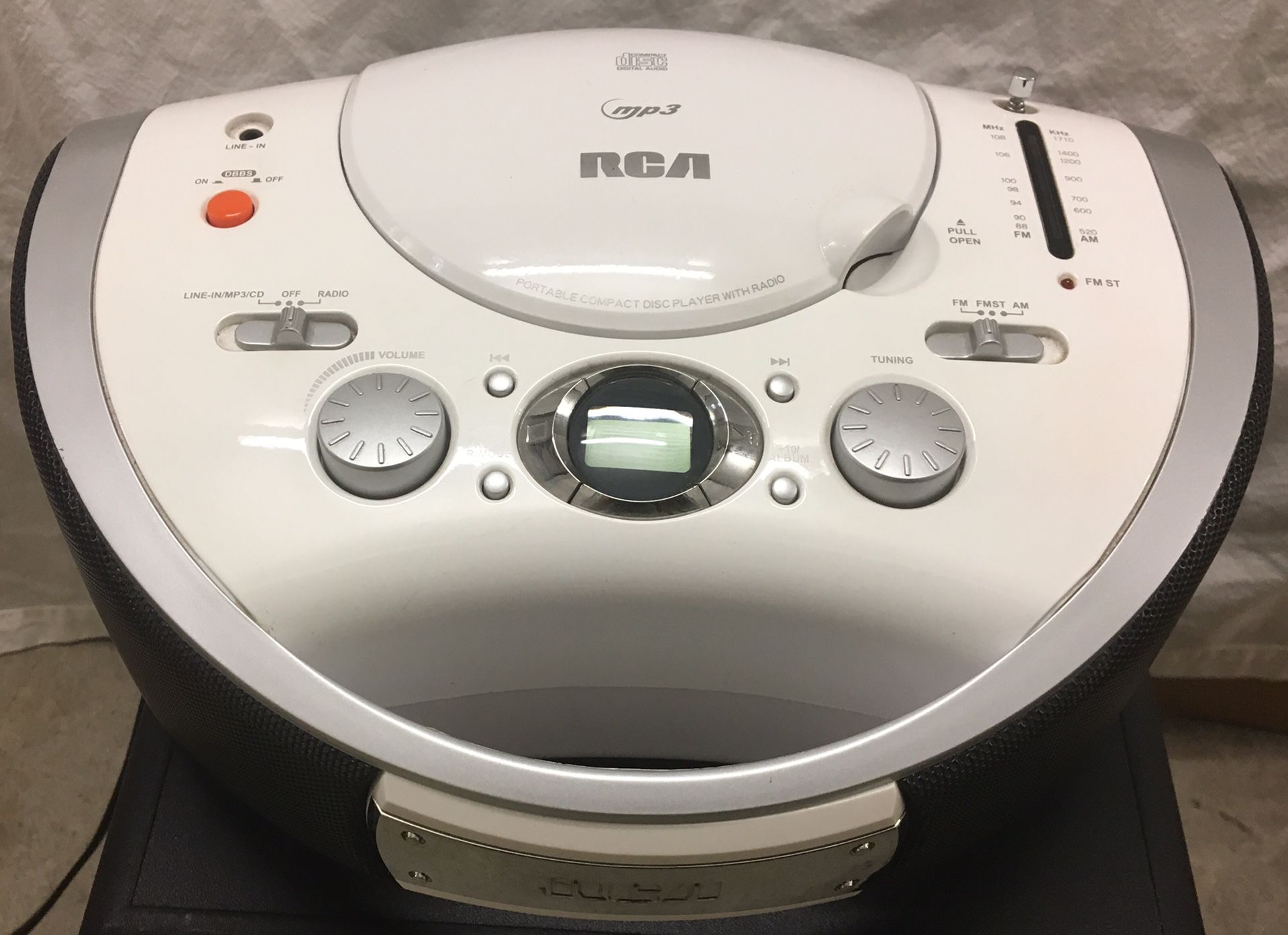 RCA Portable CD Player with AM/FM Radio with AC adapter - White | RCD350
