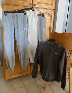 Men’s Nike Sweat Shirt & 3 Sweat Pants. All Size Small