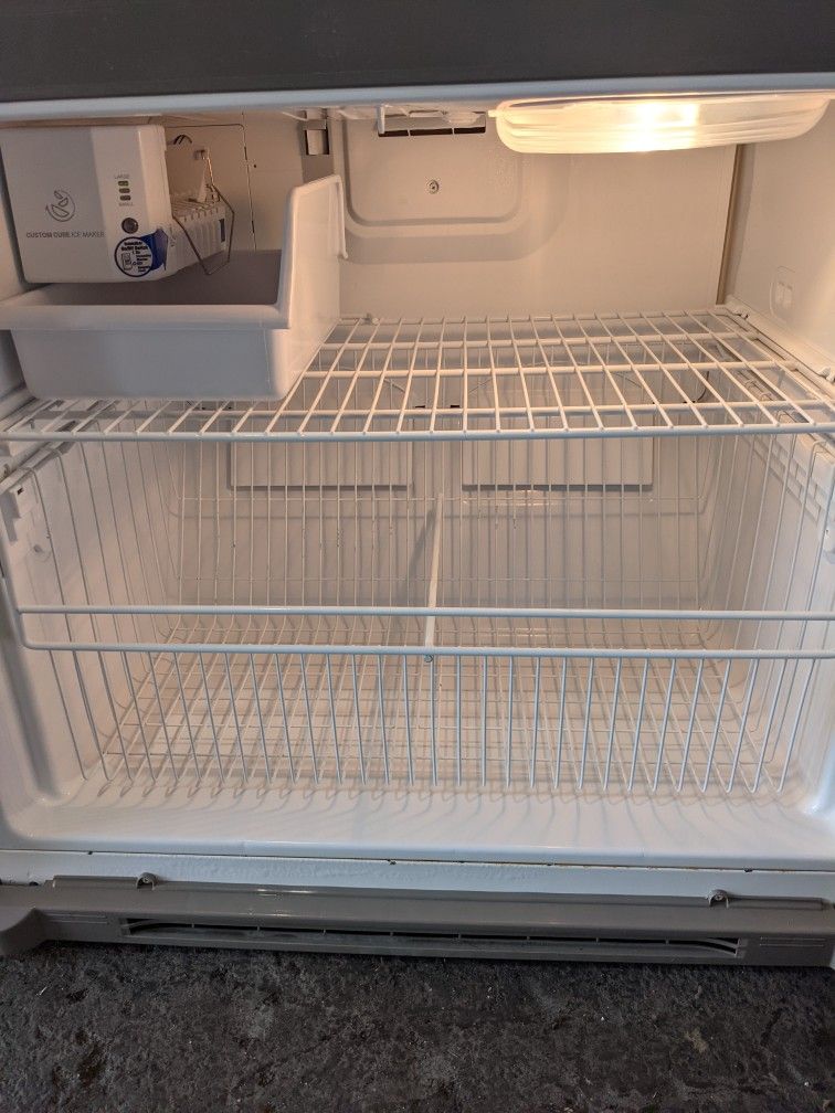 REFRIGERATOR BOTTOM FREEZER LG STAINLESS STEEL APARTMENT SIZE W 33"