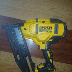 Dewalt 20v Max Xr Nailer Yellow & Black 