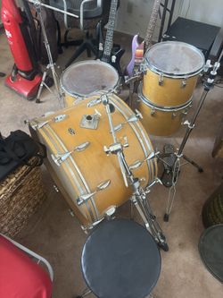 SlingerLand Vintage Drum Set With hardware