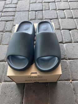 Yeezy Slides (Onyx) 