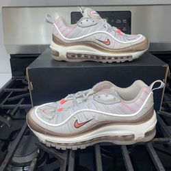 Vintage Nike Air max  Size 6 Wmns Like New