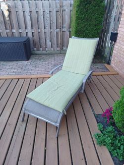 2 matching reclining deck chairs with cushions.