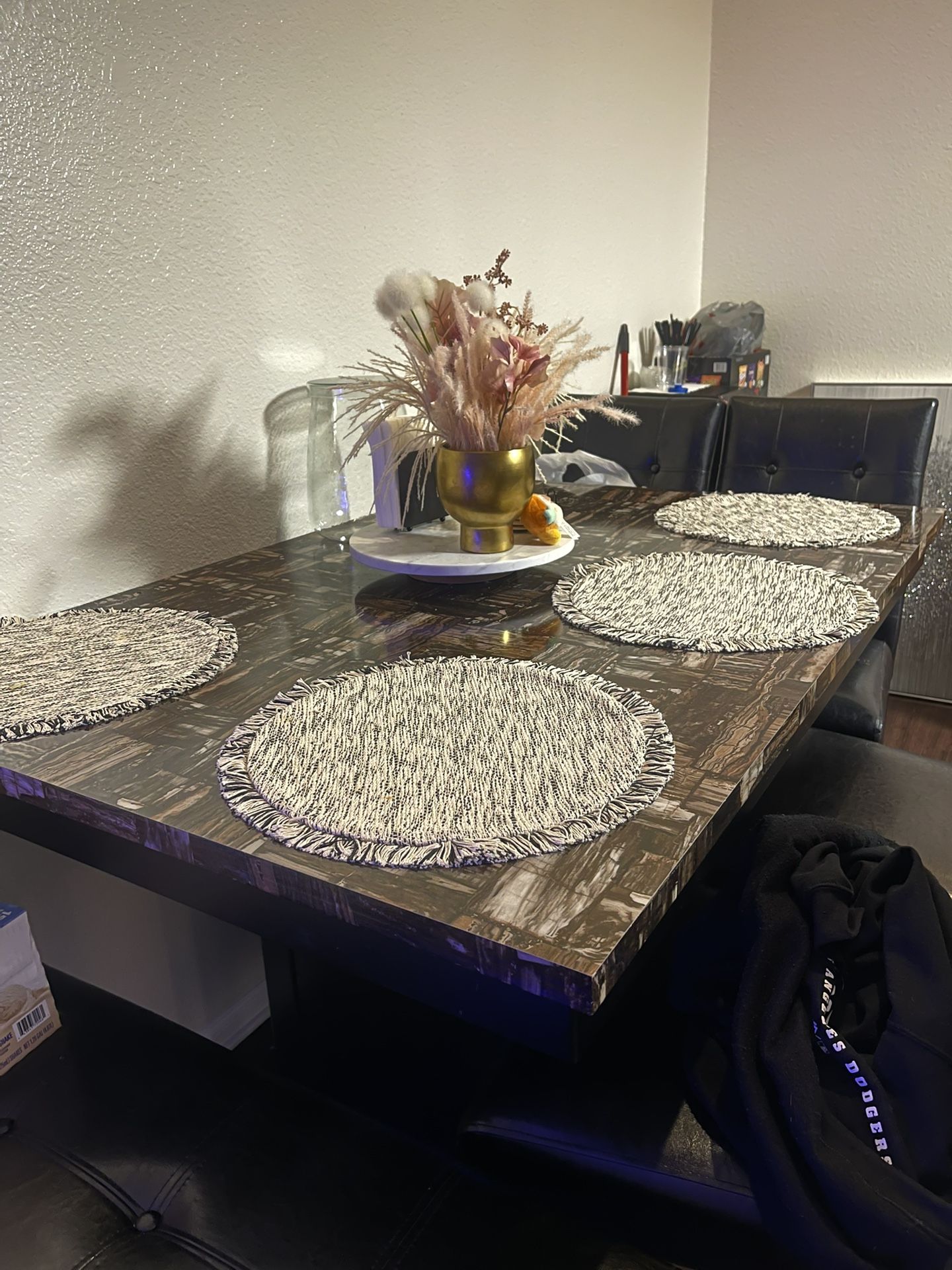 Table/chairs/bench