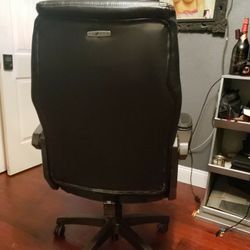 BEAUTIFUL  LAZY BOY OFFICE CHAIR  BLACK LEATHER SWIVEL