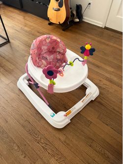 Foldable baby walker