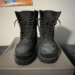 Balenciaga strike boots Eu44