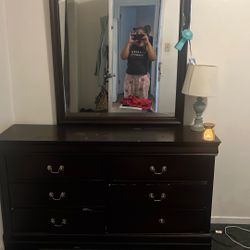 Dresser With Mirror 