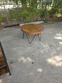 Mesa $50  estante 100  mesita de noche los 2 por $50