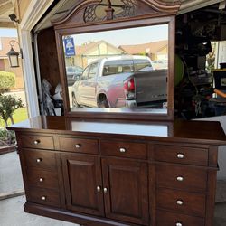 Dresser With Mirror