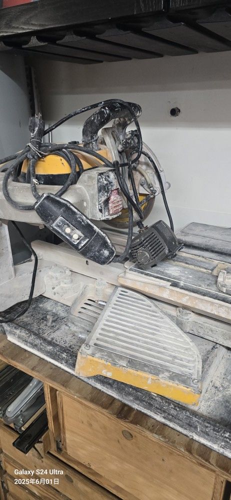 DeWalt D24000 Wet Tile Saw