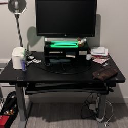 Adjustable standing desk