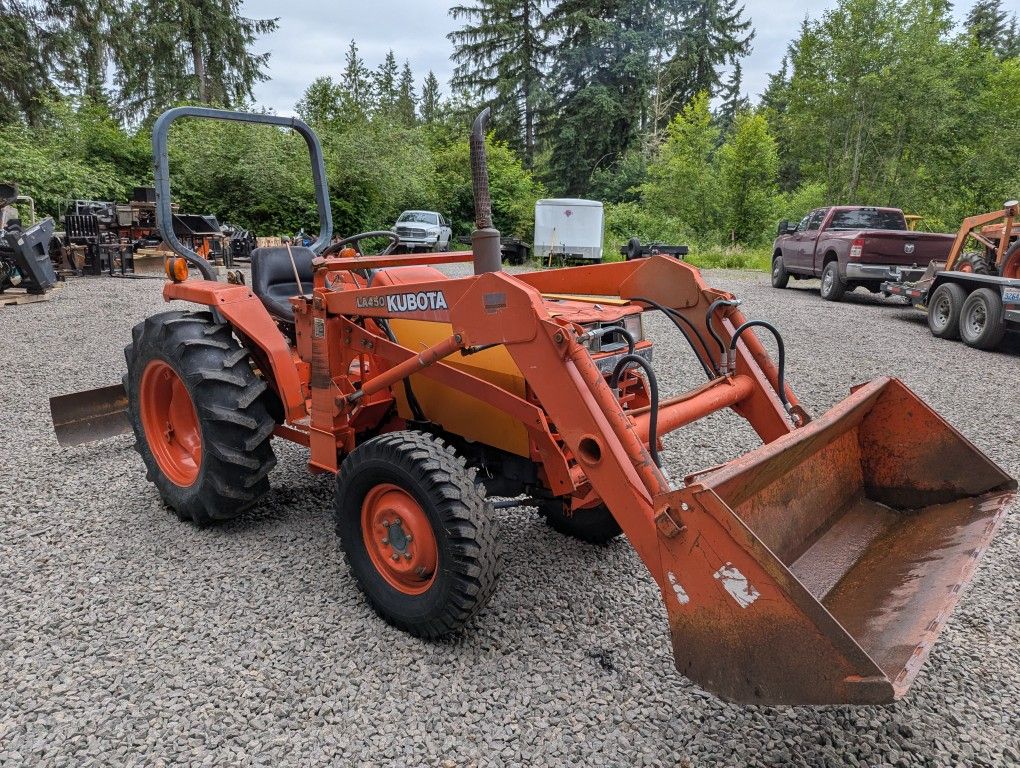 Kubota L2550 Tractor with Loader and Blade