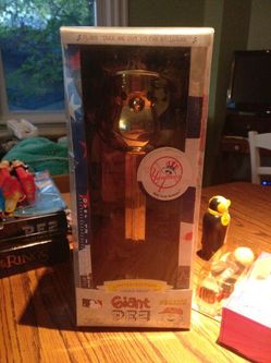 Giant Pez dispenser Peanuts Charlie Brown NY Yankees