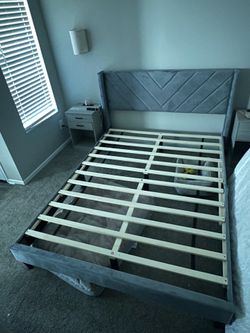 Queen Bed Frame with Tufted Headboard – Like New