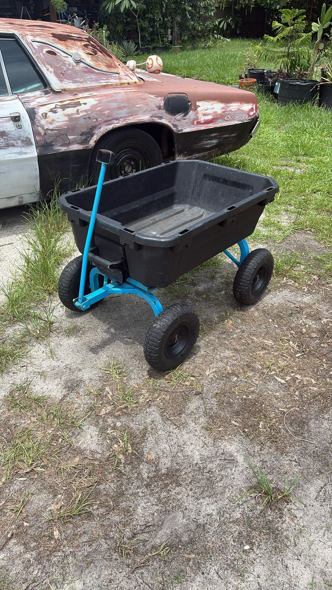 Gorilla Heavy Duty Yard Dump Cart