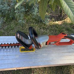 24” BLACK+DECKER Hedge Hog Trimmer – Works Great