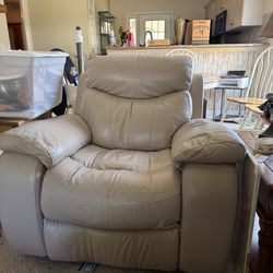 Cream Leather Recliner – Clean & Comfortable, Great Condition