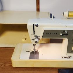 Singer 648 Touch & Sew Sewing Machine W/ Pedal and Carry Case