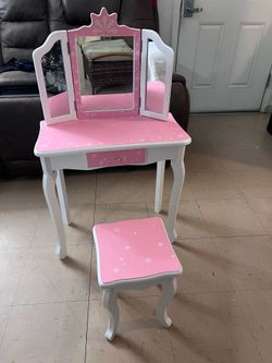 Pequeño tocador para niña color rosa