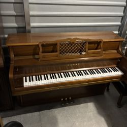 KAWAI SPINET UPRIGHT PIANO