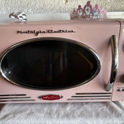 Nostalgia Microwave 0.7 Cubic Ft 