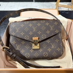 Louis Vuitton Pochette Métis