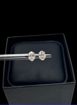 Oval Shape beautiful diamond earrings in gold