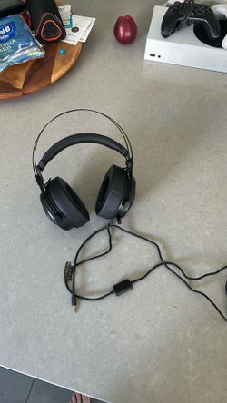 Black gaming headset with extendable microphone, good for any gamers