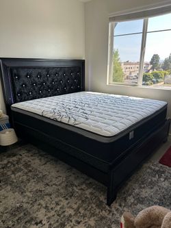 King  size bed frame new in a box mattress included  we offer same day delivery   Cama king size Nueva en Caja Colchon. Incluido entregamos a domicili