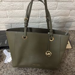 Micheal kors Purse In Mint Shape