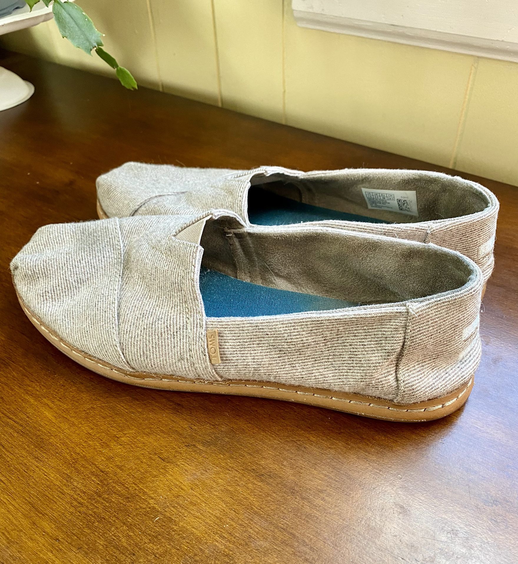 Women’s Size 7.5 Tan Toms Slip On Shoes