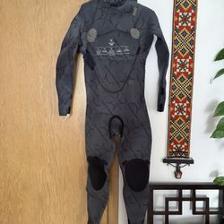 Medium Hooded Rip Curl Wetsuit