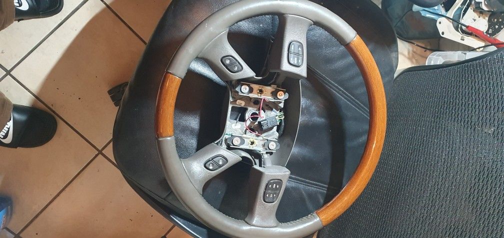 05 ESCALADE OEM STEERING WHEEL