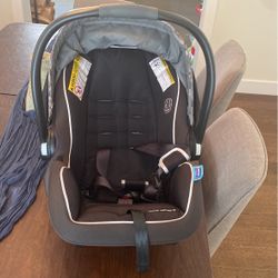 GRACO Snugride Infant Car Seat With Base 