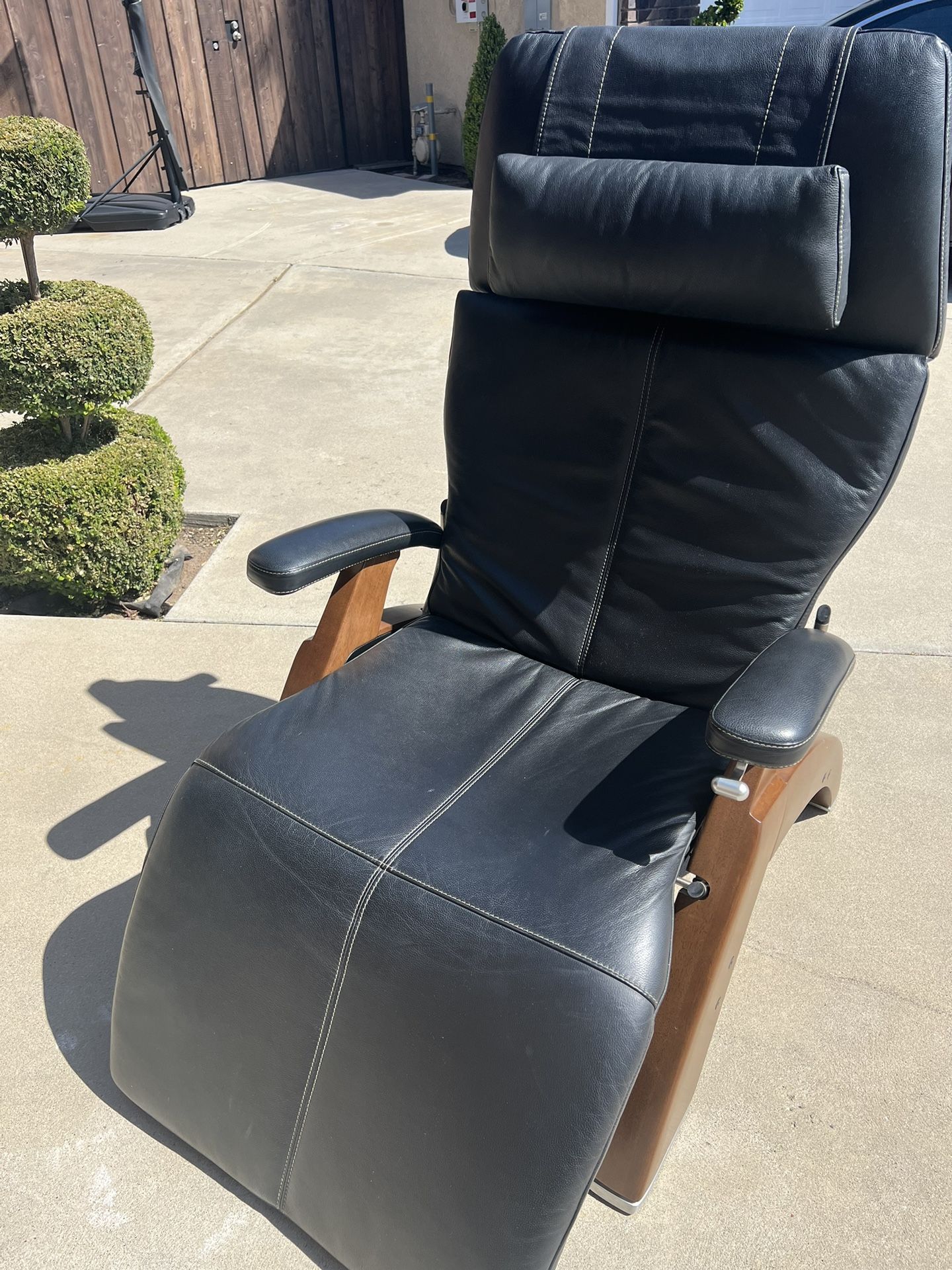 Human Touch Chair Zero Gravity Recliner Pc-410