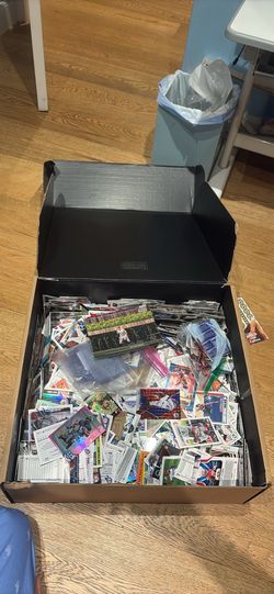 Huge lot of baseball cards upward of 500 cards